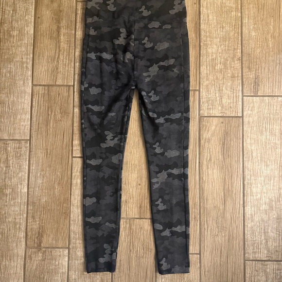 CAbi 3931 ATC Camo Leggings Size Medium - Picture 7 of 8